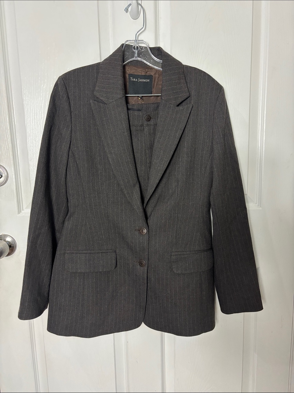 New Tara Jarmon Charcoal Pinstripe Tailored Blazer Skirt Suit size 42 / 10 Wool